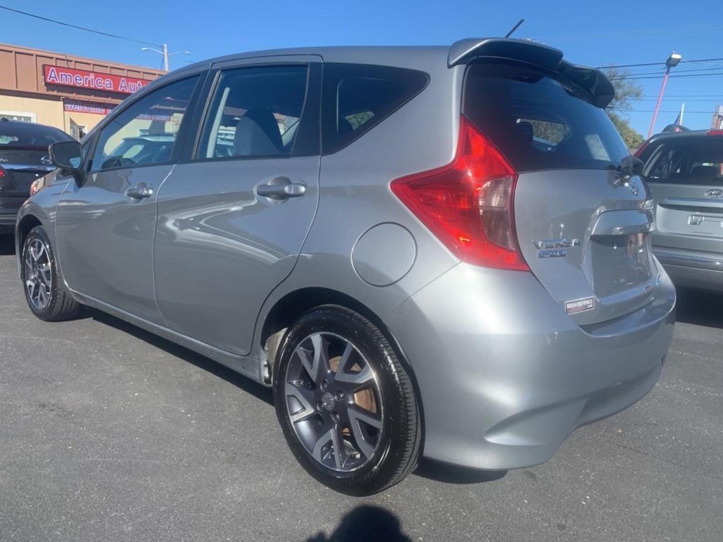 2015 GRAY NISSAN VERSA NOTE S (3N1CE2CP9FL) with an 1.6L engine, Continuously Variable transmission, located at 2514 Williamson Rd NE, Roanoke, VA, 24012, (540) 265-7770, 37.294636, -79.936249 - Photo#3