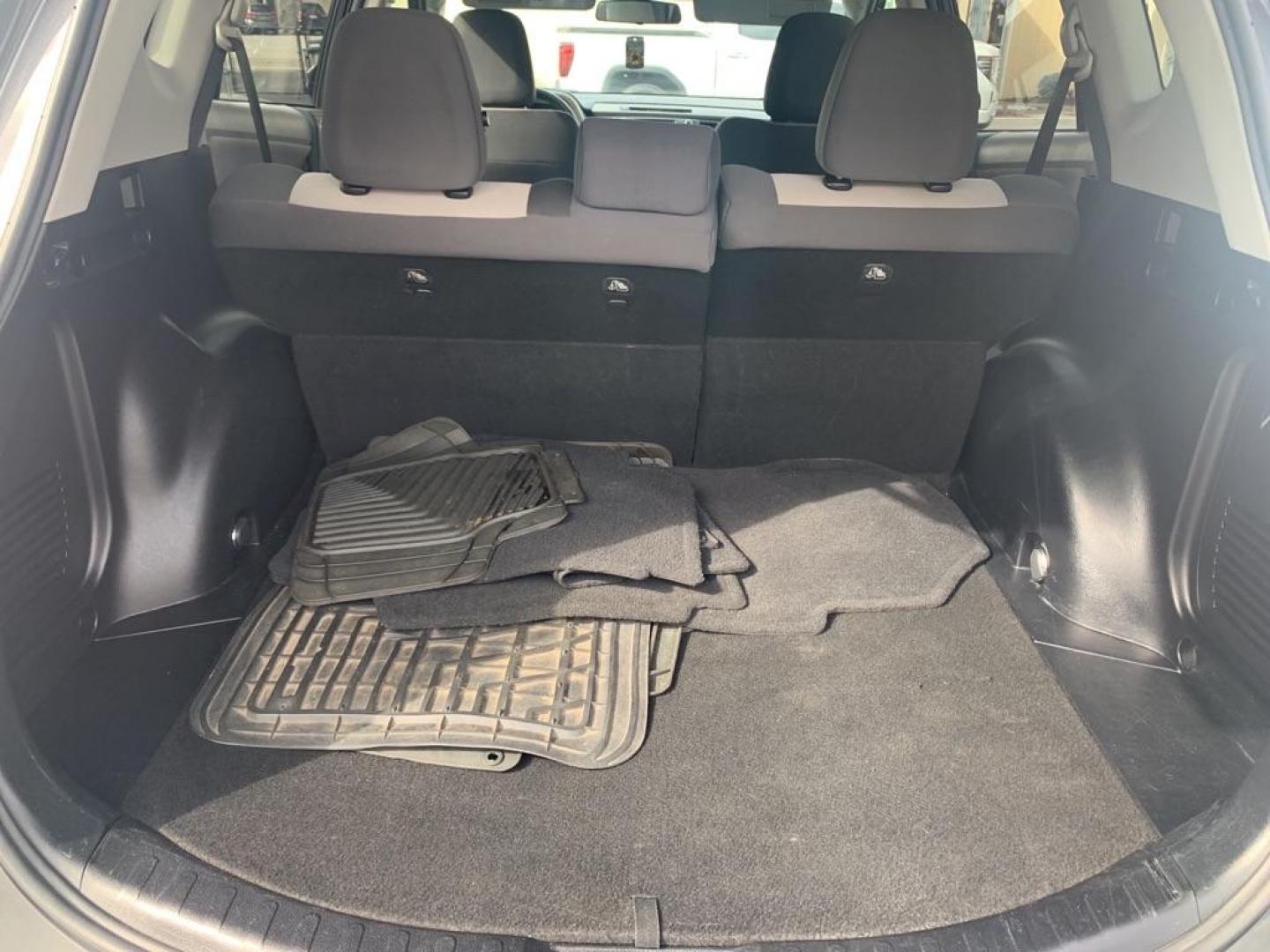 2013 GRAY TOYOTA RAV4 XLE (2T3WFREV3DW) with an 2.5L engine, Automatic transmission, located at 2514 Williamson Rd NE, Roanoke, VA, 24012, (540) 265-7770, 37.294636, -79.936249 - Photo#2
