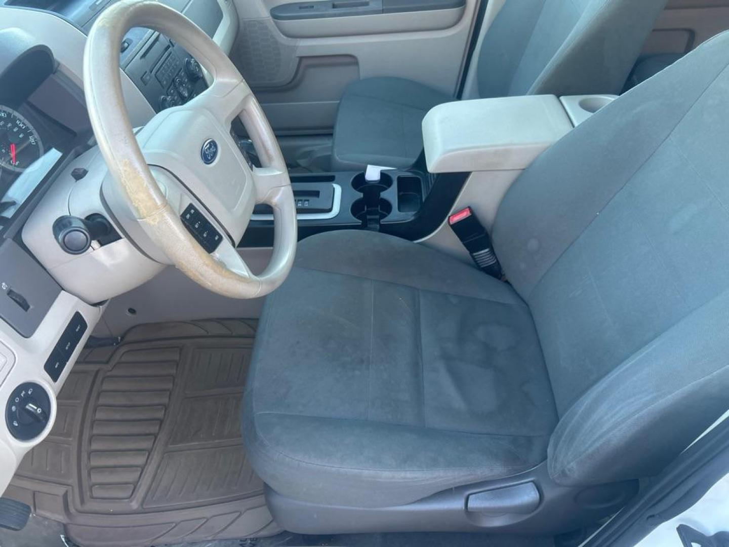 2012 WHITE FORD ESCAPE XLS (1FMCU0C74CK) with an 2.5L engine, Automatic transmission, located at 2514 Williamson Rd NE, Roanoke, VA, 24012, (540) 265-7770, 37.294636, -79.936249 - NO CREDIT CHECK FINANCING WITH ONLY $1700 DOWN PAYMENT!!!! Check out our website www.needausedvehicle.com for our No Credit Check/ In House Financing options!! No Credit Check Available!!! In House Financing Available!!! All Clean Title Vehicles (no Salvaged or flooded vehicles ever on our lot)! - Photo#6