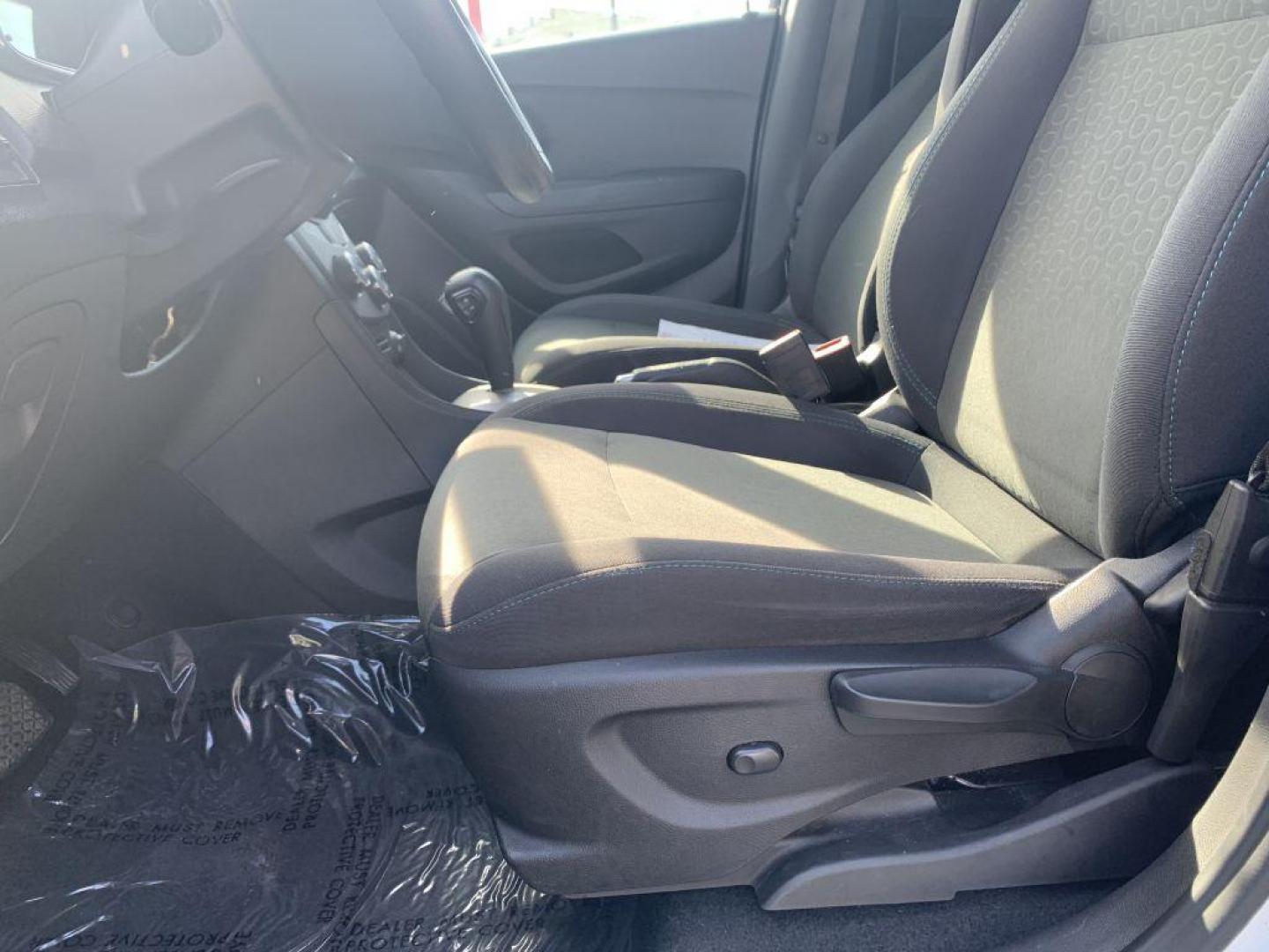 2016 WHITE CHEVROLET TRAX LS (3GNCJKSB9GL) with an 1.4L engine, Automatic transmission, located at 2514 Williamson Rd NE, Roanoke, VA, 24012, (540) 265-7770, 37.294636, -79.936249 - NO CREDIT CHECK FINANCING WITH ONLY $2300 DOWN PAYMENT!!!! Check out our website www.needausedvehicle.com for our No Credit Check/ In House Financing options!! No Credit Check Available!!! In House Financing Available!!! All Clean Title Vehicles (no Salvaged or flooded vehicles ever on our lot)! - Photo#5