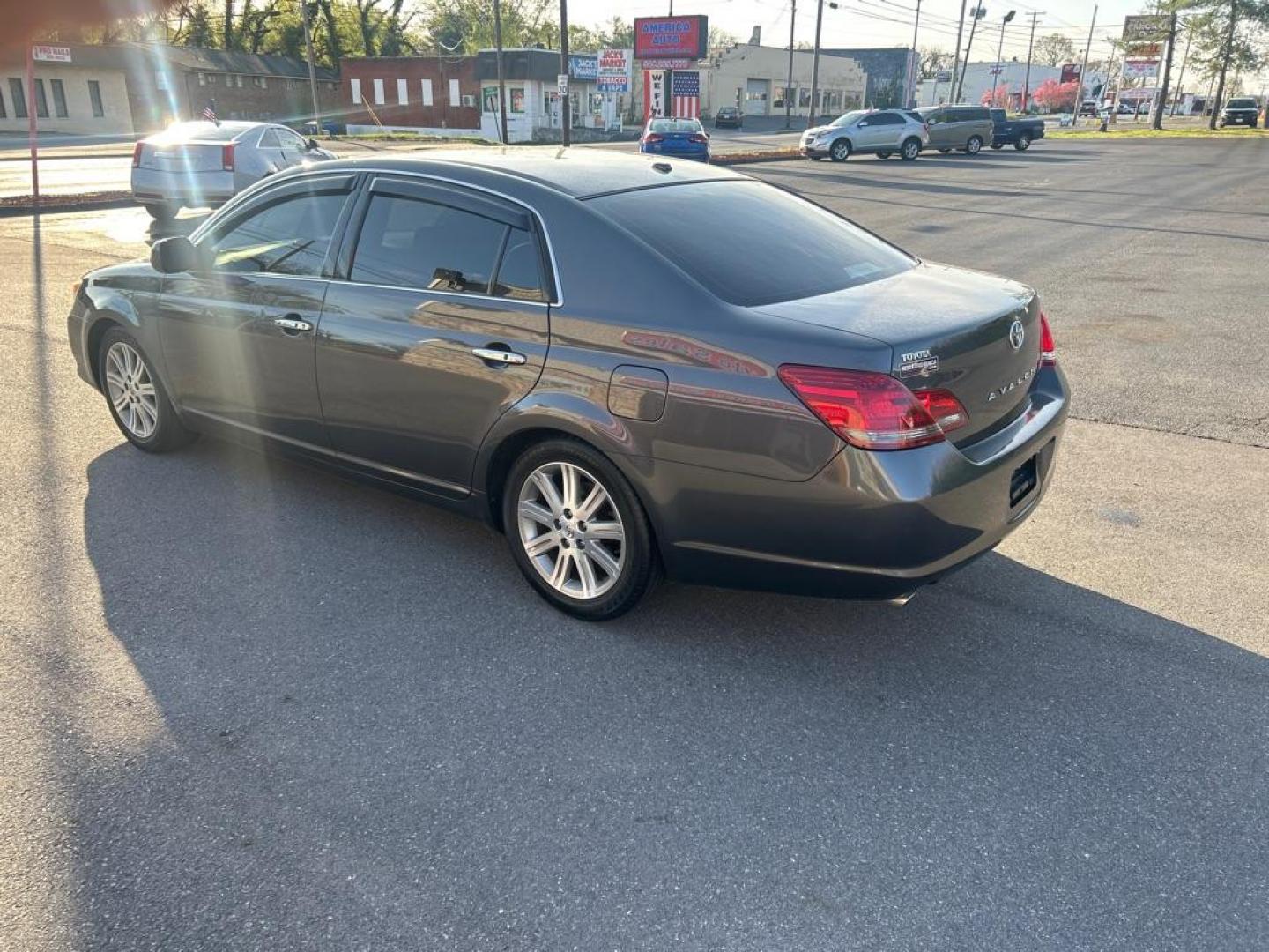 2009 GRAY TOYOTA AVALON XL (4T1BK36B99U) with an 3.5L engine, Automatic transmission, located at 2514 Williamson Rd NE, Roanoke, VA, 24012, (540) 265-7770, 37.294636, -79.936249 - Photo#3