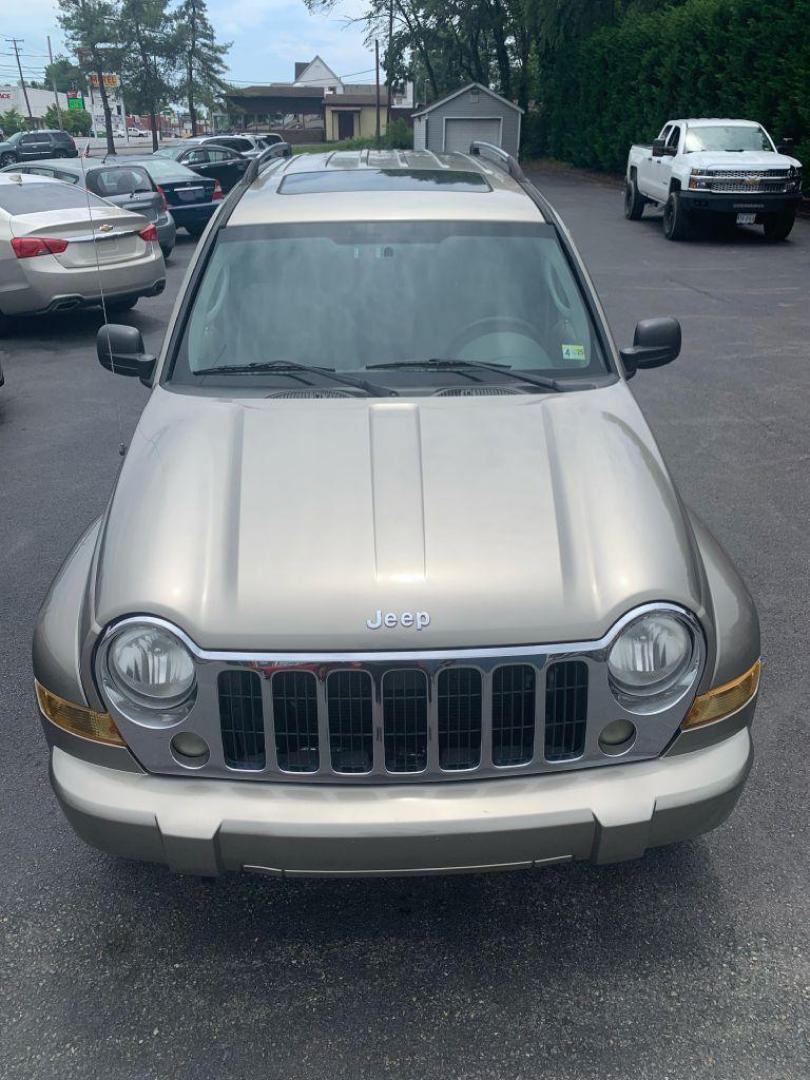 2005 GOLD JEEP LIBERTY LIMITED (1J4GL58K05W) with an 3.7L engine, Automatic transmission, located at 2514 Williamson Rd NE, Roanoke, VA, 24012, (540) 265-7770, 37.294636, -79.936249 - NO CREDIT CHECK FINANCING WITH ONLY $2300 DOWN PAYMENT!!!! Check out our website www.needausedvehicle.com for our No Credit Check/ In House Financing options!! No Credit Check Available!!! In House Financing Available!!! All Clean Title Vehicles (no Salvaged or flooded vehicles ever on our lot)! - Photo#9