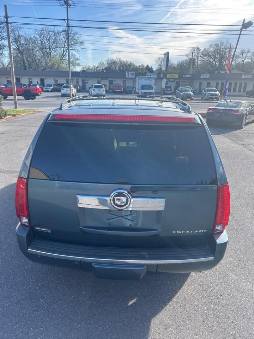 2008 BLUE CADILLAC ESCALADE LUXURY (1GYFK63878R) with an 6.2L engine, Automatic transmission, located at 2514 Williamson Rd NE, Roanoke, VA, 24012, (540) 265-7770, 37.294636, -79.936249 - Photo#3