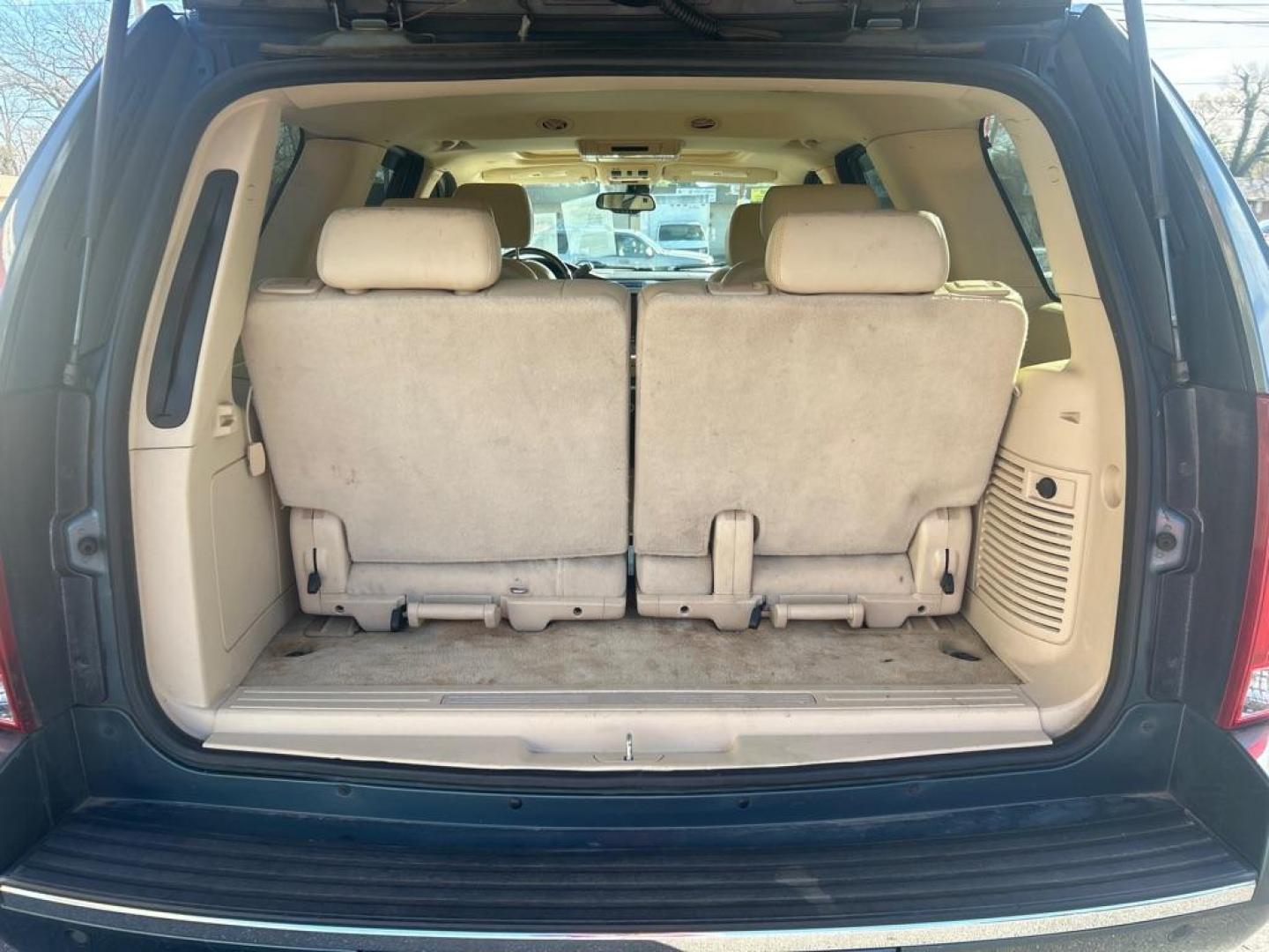 2008 BLUE CADILLAC ESCALADE LUXURY (1GYFK63878R) with an 6.2L engine, Automatic transmission, located at 2514 Williamson Rd NE, Roanoke, VA, 24012, (540) 265-7770, 37.294636, -79.936249 - Photo#4