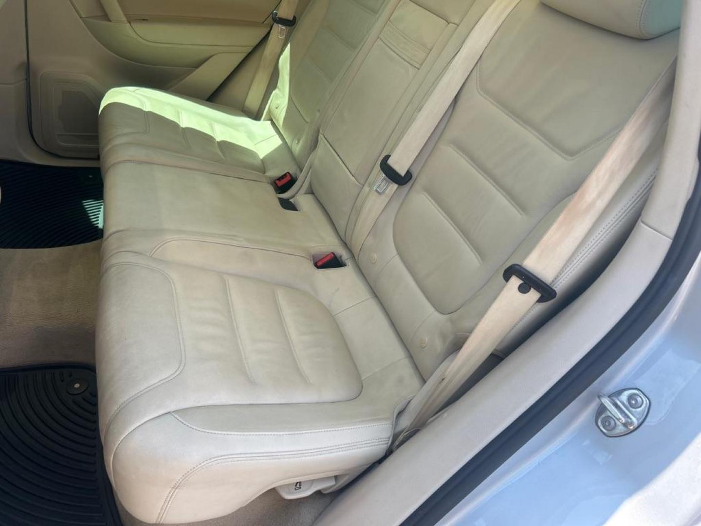 2013 SILVER VOLKSWAGEN TOUAREG V6 (WVGEF9BP6DD) with an 3.6L engine, Automatic transmission, located at 2514 Williamson Rd NE, Roanoke, VA, 24012, (540) 265-7770, 37.294636, -79.936249 - NO CREDIT CHECK FINANCING WITH ONLY $2500 DOWN PAYMENT!!!! Check out our website www.needausedvehicle.com for our No Credit Check/ In House Financing options!! No Credit Check Available!!! In House Financing Available!!! All Clean Title Vehicles (no Salvaged or flooded vehicles ever on our lot)! - Photo#4