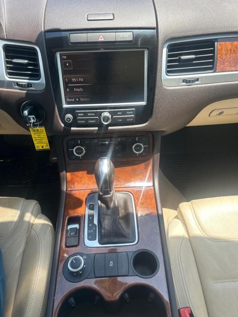 2013 SILVER VOLKSWAGEN TOUAREG V6 (WVGEF9BP6DD) with an 3.6L engine, Automatic transmission, located at 2514 Williamson Rd NE, Roanoke, VA, 24012, (540) 265-7770, 37.294636, -79.936249 - NO CREDIT CHECK FINANCING WITH ONLY $2500 DOWN PAYMENT!!!! Check out our website www.needausedvehicle.com for our No Credit Check/ In House Financing options!! No Credit Check Available!!! In House Financing Available!!! All Clean Title Vehicles (no Salvaged or flooded vehicles ever on our lot)! - Photo#7