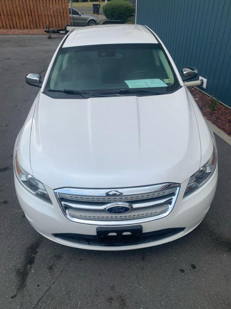 2011 WHITE FORD TAURUS LIMITED (1FAHP2FW3BG) with an 3.5L engine, Automatic transmission, located at 2514 Williamson Rd NE, Roanoke, VA, 24012, (540) 265-7770, 37.294636, -79.936249 - Photo#9