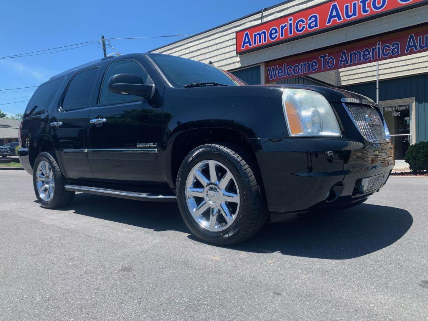 2010 BLACK GMC YUKON DENALI (1GKUKEEF8AR) with an 6.2L engine, Automatic transmission, located at 2514 Williamson Rd NE, Roanoke, VA, 24012, (540) 265-7770, 37.294636, -79.936249 - Photo#0