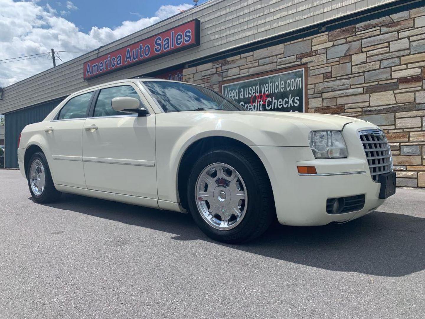 2005 WHITE CHRYSLER 300 TOURING (2C3AA53GX5H) with an 3.5L engine, Automatic transmission, located at 2514 Williamson Rd NE, Roanoke, VA, 24012, (540) 265-7770, 37.294636, -79.936249 - NO CREDIT CHECK FINANCING WITH ONLY $2200 DOWN PAYMENT!!!! Check out our website www.needausedvehicle.com for our No Credit Check/ In House Financing options!! No Credit Check Available!!! In House Financing Available!!! All Clean Title Vehicles (no Salvaged or flooded vehicles ever on our lot)! - Photo#0