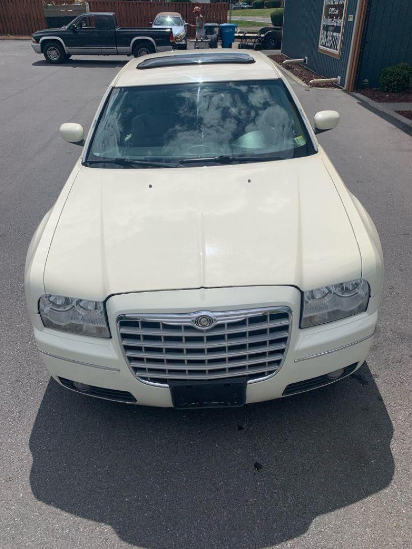 2005 WHITE CHRYSLER 300 TOURING (2C3AA53GX5H) with an 3.5L engine, Automatic transmission, located at 2514 Williamson Rd NE, Roanoke, VA, 24012, (540) 265-7770, 37.294636, -79.936249 - NO CREDIT CHECK FINANCING WITH ONLY $2200 DOWN PAYMENT!!!! Check out our website www.needausedvehicle.com for our No Credit Check/ In House Financing options!! No Credit Check Available!!! In House Financing Available!!! All Clean Title Vehicles (no Salvaged or flooded vehicles ever on our lot)! - Photo#9
