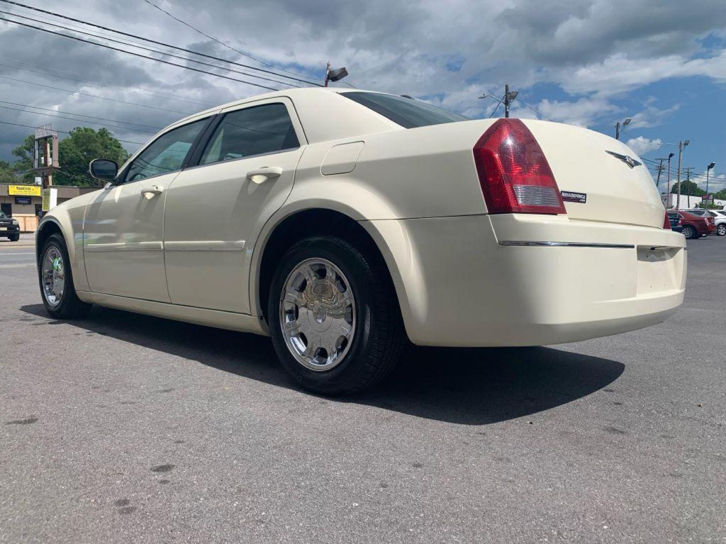 2005 WHITE CHRYSLER 300 TOURING (2C3AA53GX5H) with an 3.5L engine, Automatic transmission, located at 2514 Williamson Rd NE, Roanoke, VA, 24012, (540) 265-7770, 37.294636, -79.936249 - NO CREDIT CHECK FINANCING WITH ONLY $2200 DOWN PAYMENT!!!! Check out our website www.needausedvehicle.com for our No Credit Check/ In House Financing options!! No Credit Check Available!!! In House Financing Available!!! All Clean Title Vehicles (no Salvaged or flooded vehicles ever on our lot)! - Photo#1