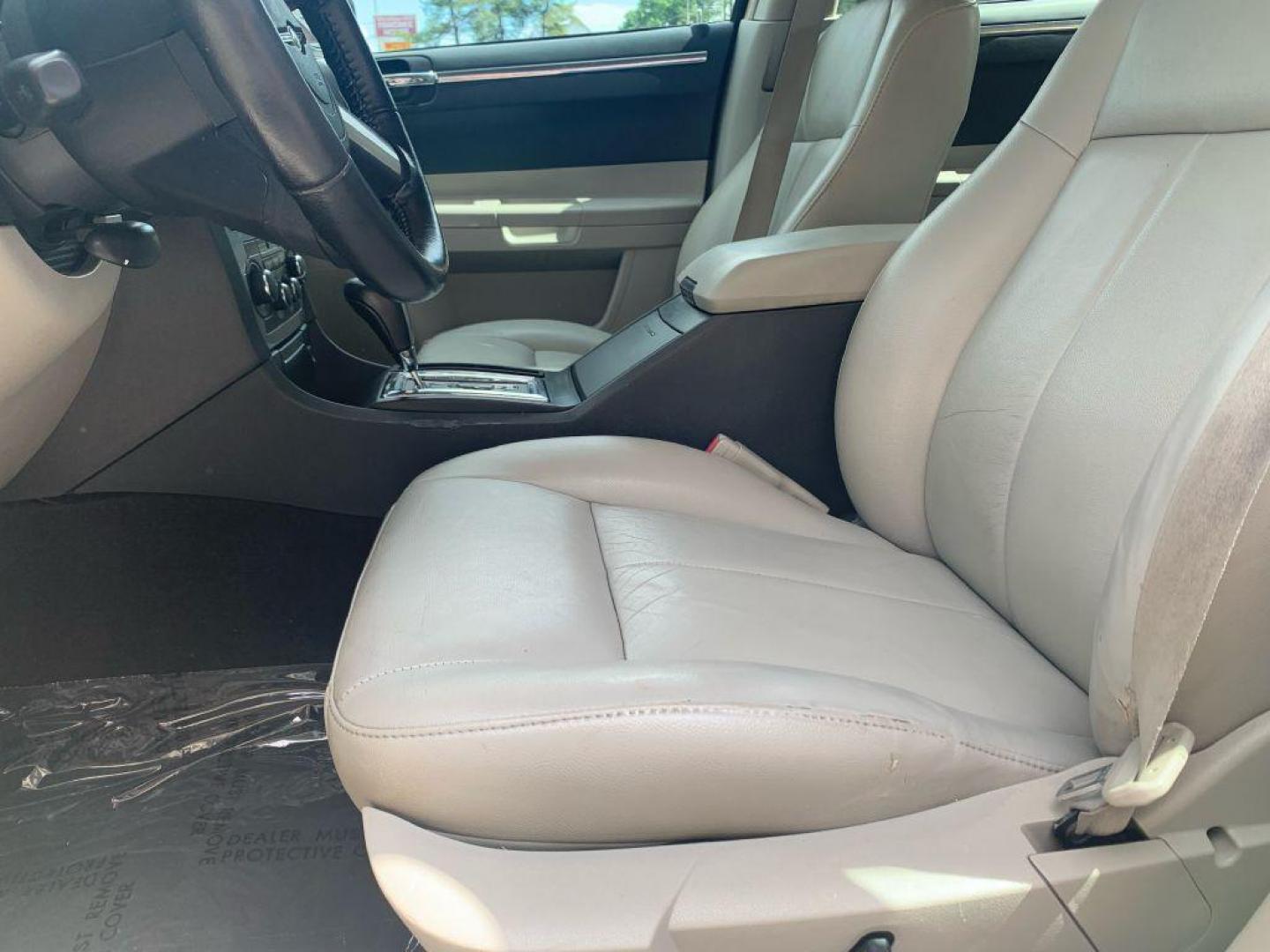 2005 WHITE CHRYSLER 300 TOURING (2C3AA53GX5H) with an 3.5L engine, Automatic transmission, located at 2514 Williamson Rd NE, Roanoke, VA, 24012, (540) 265-7770, 37.294636, -79.936249 - NO CREDIT CHECK FINANCING WITH ONLY $2200 DOWN PAYMENT!!!! Check out our website www.needausedvehicle.com for our No Credit Check/ In House Financing options!! No Credit Check Available!!! In House Financing Available!!! All Clean Title Vehicles (no Salvaged or flooded vehicles ever on our lot)! - Photo#2