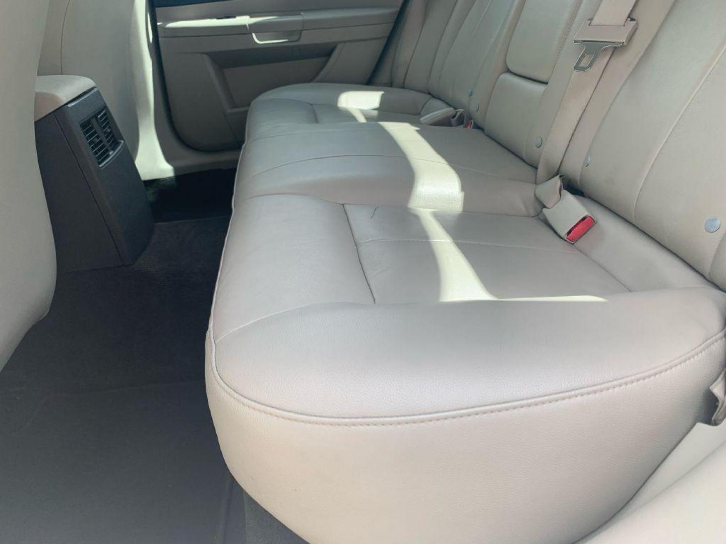 2005 WHITE CHRYSLER 300 TOURING (2C3AA53GX5H) with an 3.5L engine, Automatic transmission, located at 2514 Williamson Rd NE, Roanoke, VA, 24012, (540) 265-7770, 37.294636, -79.936249 - NO CREDIT CHECK FINANCING WITH ONLY $2200 DOWN PAYMENT!!!! Check out our website www.needausedvehicle.com for our No Credit Check/ In House Financing options!! No Credit Check Available!!! In House Financing Available!!! All Clean Title Vehicles (no Salvaged or flooded vehicles ever on our lot)! - Photo#4