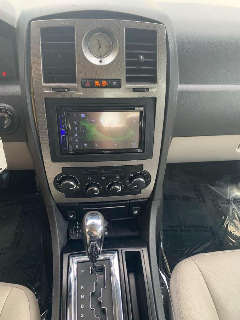 2005 WHITE CHRYSLER 300 TOURING (2C3AA53GX5H) with an 3.5L engine, Automatic transmission, located at 2514 Williamson Rd NE, Roanoke, VA, 24012, (540) 265-7770, 37.294636, -79.936249 - NO CREDIT CHECK FINANCING WITH ONLY $2200 DOWN PAYMENT!!!! Check out our website www.needausedvehicle.com for our No Credit Check/ In House Financing options!! No Credit Check Available!!! In House Financing Available!!! All Clean Title Vehicles (no Salvaged or flooded vehicles ever on our lot)! - Photo#5