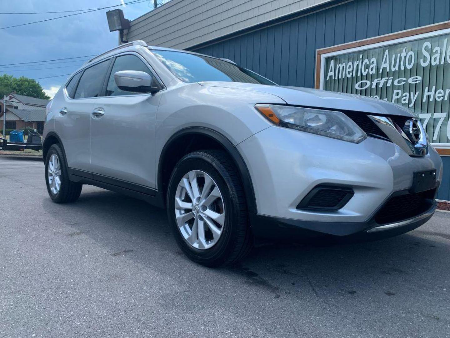 2015 SILVER NISSAN ROGUE S (KNMAT2MV7FP) with an 2.5L engine, Continuously Variable transmission, located at 2514 Williamson Rd NE, Roanoke, VA, 24012, (540) 265-7770, 37.294636, -79.936249 - NO CREDIT CHECK FINANCING WITH ONLY $3000 DOWN PAYMENT!!!! Check out our website www.needausedvehicle.com for our No Credit Check/ In House Financing options!! No Credit Check Available!!! In House Financing Available!!! All Clean Title Vehicles (no Salvaged or flooded vehicles ever on our lot)! - Photo#0