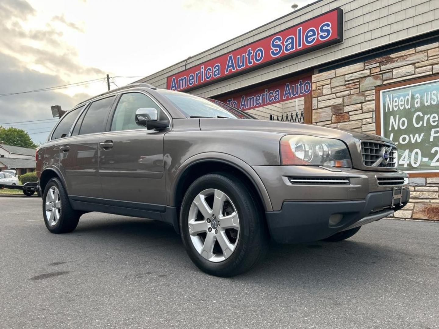 2010 GRAY VOLVO XC90 V8 (YV4852CZ4A1) with an 4.4L engine, Automatic transmission, located at 2514 Williamson Rd NE, Roanoke, VA, 24012, (540) 265-7770, 37.294636, -79.936249 - Photo#0