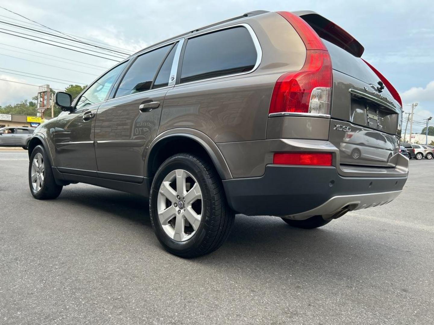 2010 GRAY VOLVO XC90 V8 (YV4852CZ4A1) with an 4.4L engine, Automatic transmission, located at 2514 Williamson Rd NE, Roanoke, VA, 24012, (540) 265-7770, 37.294636, -79.936249 - Photo#1