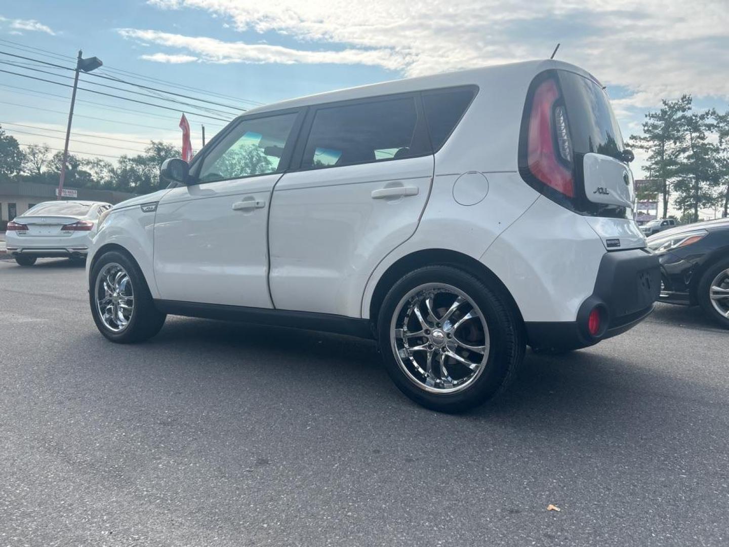 2015 WHITE KIA SOUL + (KNDJP3A53F7) with an 2.0L engine, Automatic transmission, located at 2514 Williamson Rd NE, Roanoke, VA, 24012, (540) 265-7770, 37.294636, -79.936249 - NO CREDIT CHECK FINANCING WITH ONLY $2000 DOWN PAYMENT!!!! Check out our website www.needausedvehicle.com for our No Credit Check/ In House Financing options!! No Credit Check Available!!! In House Financing Available!!! All Clean Title Vehicles (no Salvaged or flooded vehicles ever on our lot)! - Photo#1