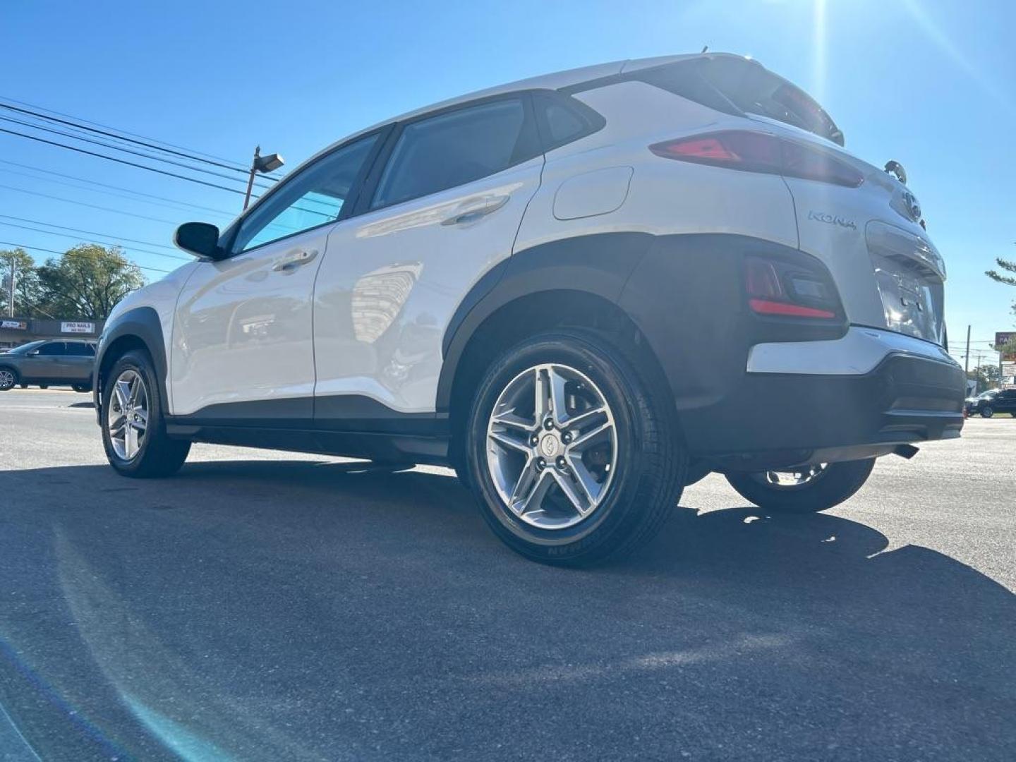 2018 WHITE HYUNDAI KONA SE (KM8K1CAAXJU) with an 2.0L engine, Automatic transmission, located at 2514 Williamson Rd NE, Roanoke, VA, 24012, (540) 265-7770, 37.294636, -79.936249 - NO CREDIT CHECK FINANCING WITH ONLY $3300 DOWN PAYMENT!!!! Check out our website www.needausedvehicle.com for our No Credit Check/ In House Financing options!! No Credit Check Available!!! In House Financing Available!!! All Clean Title Vehicles (no Salvaged or flooded vehicles ever on our lot)! - Photo#1