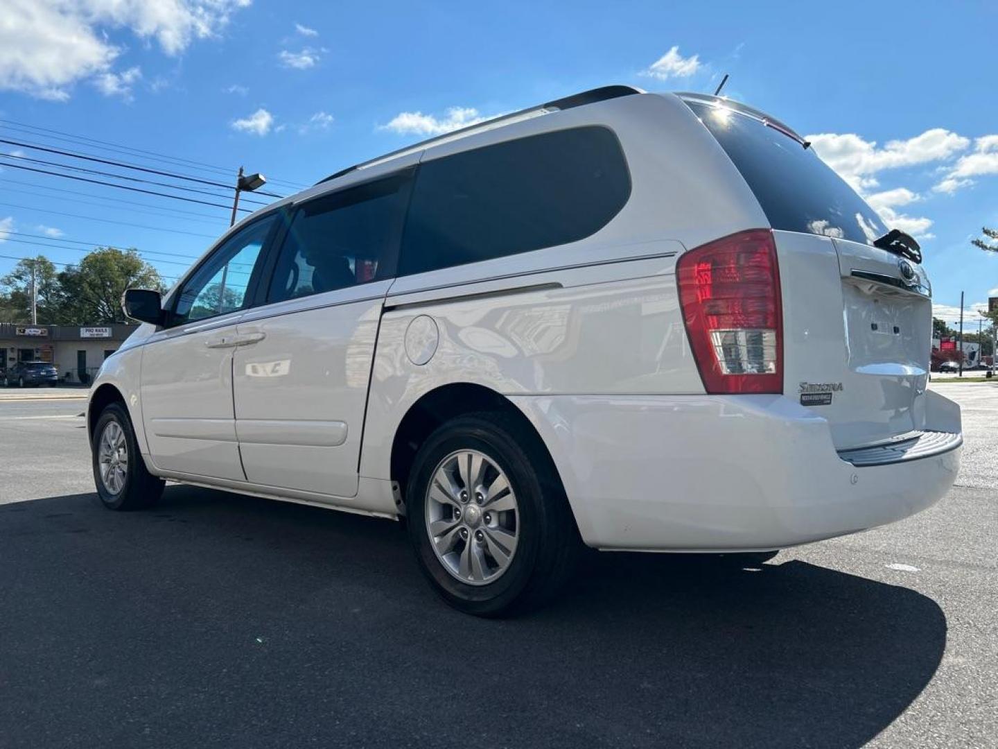 2012 WHITE KIA SEDONA LX (KNDMG4C7XC6) with an 3.5L engine, Automatic transmission, located at 2514 Williamson Rd NE, Roanoke, VA, 24012, (540) 265-7770, 37.294636, -79.936249 - NO CREDIT CHECK FINANCING WITH ONLY $1600 DOWN PAYMENT!!!! Check out our website www.needausedvehicle.com for our No Credit Check/ In House Financing options!! No Credit Check Available!!! In House Financing Available!!! All Clean Title Vehicles (no Salvaged or flooded vehicles ever on our lot)! - Photo#1