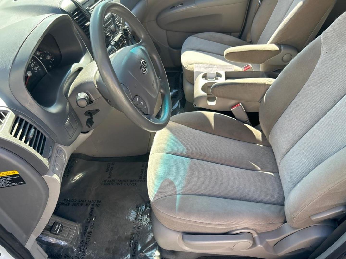 2012 WHITE KIA SEDONA LX (KNDMG4C7XC6) with an 3.5L engine, Automatic transmission, located at 2514 Williamson Rd NE, Roanoke, VA, 24012, (540) 265-7770, 37.294636, -79.936249 - NO CREDIT CHECK FINANCING WITH ONLY $1600 DOWN PAYMENT!!!! Check out our website www.needausedvehicle.com for our No Credit Check/ In House Financing options!! No Credit Check Available!!! In House Financing Available!!! All Clean Title Vehicles (no Salvaged or flooded vehicles ever on our lot)! - Photo#3