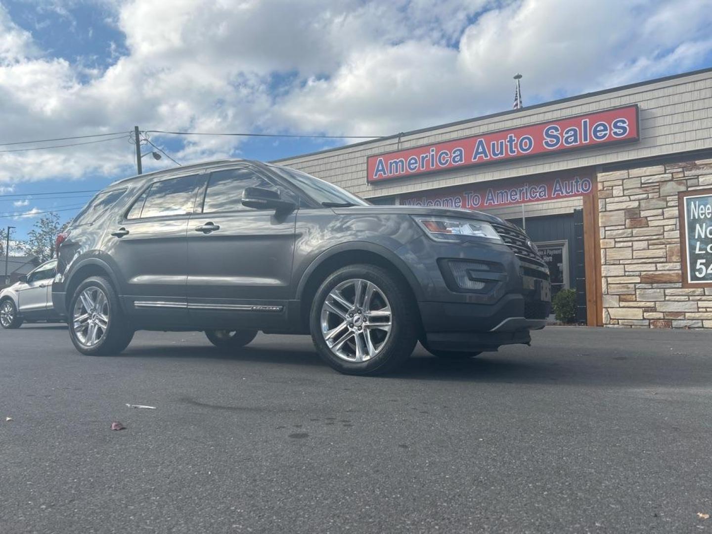 2016 GRAY FORD EXPLORER XLT (1FM5K8D85GG) with an 3.5L engine, Automatic transmission, located at 2514 Williamson Rd NE, Roanoke, VA, 24012, (540) 265-7770, 37.294636, -79.936249 - Photo#0