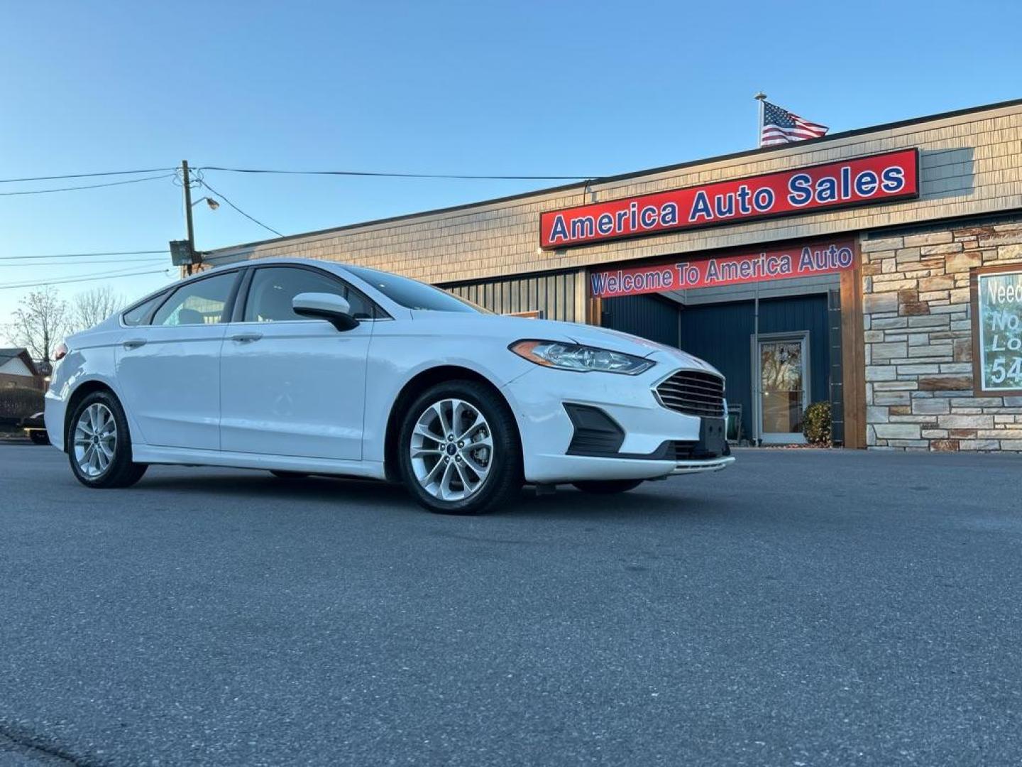 2019 WHITE FORD FUSION SE (3FA6P0LU5KR) with an 2.0L engine, Continuously Variable transmission, located at 2514 Williamson Rd NE, Roanoke, VA, 24012, (540) 265-7770, 37.294636, -79.936249 - Photo#0