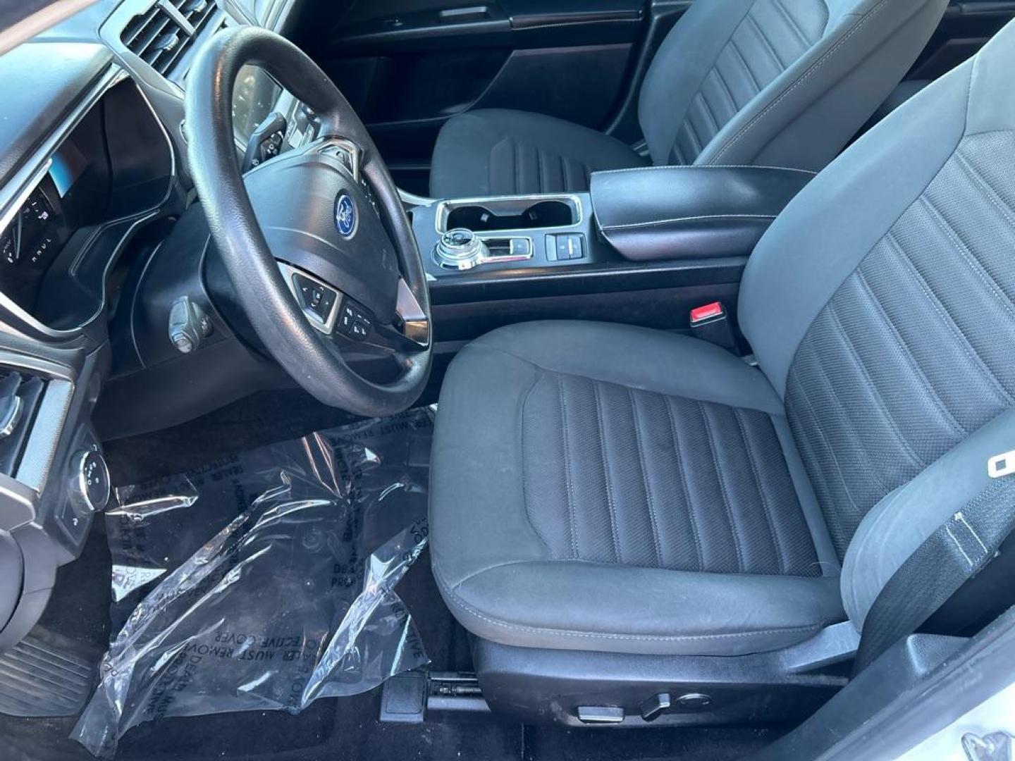 2019 WHITE FORD FUSION SE (3FA6P0LU5KR) with an 2.0L engine, Continuously Variable transmission, located at 2514 Williamson Rd NE, Roanoke, VA, 24012, (540) 265-7770, 37.294636, -79.936249 - Photo#4
