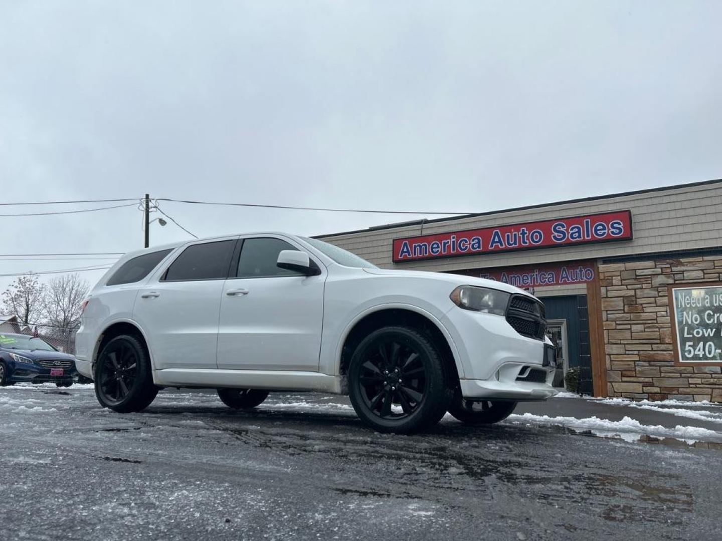2013 WHITE DODGE DURANGO SXT (1C4RDJAG6DC) with an 3.6L engine, Automatic transmission, located at 2514 Williamson Rd NE, Roanoke, VA, 24012, (540) 265-7770, 37.294636, -79.936249 - NO CREDIT CHECK FINANCING WITH ONLY $2500 DOWN PAYMENT!!!! Check out our website www.needausedvehicle.com for our No Credit Check/ In House Financing options!! No Credit Check Available!!! In House Financing Available!!! All Clean Title Vehicles (no Salvaged or flooded vehicles ever on our lot)! - Photo#0
