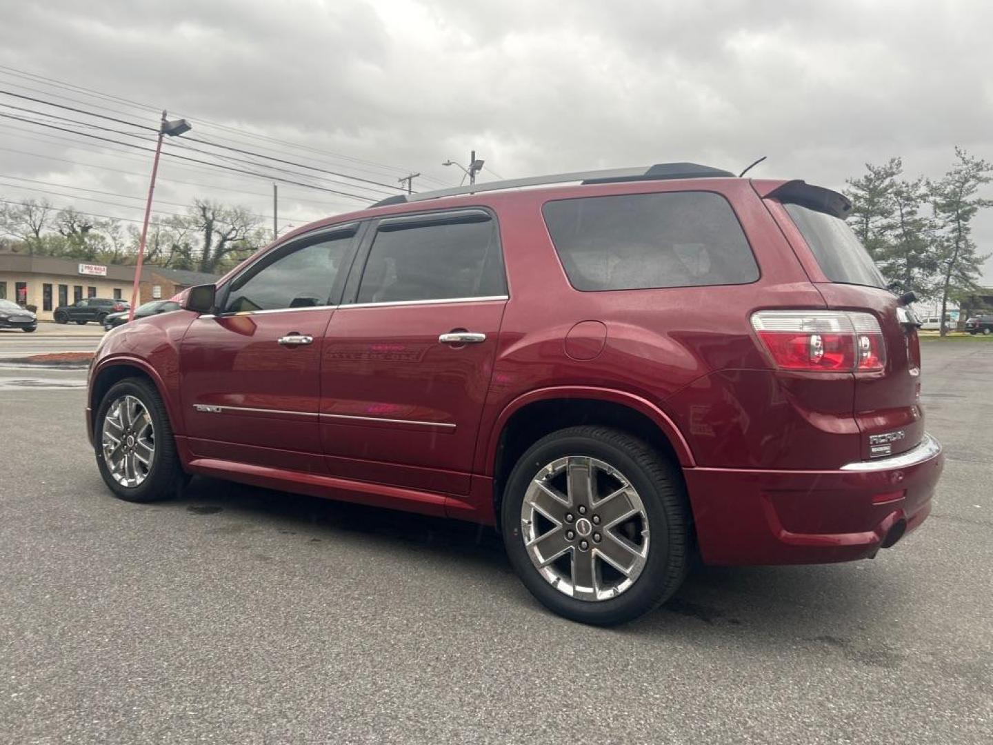 2011 RED GMC ACADIA DENALI (1GKKVTED7BJ) with an 3.6L engine, Automatic transmission, located at 2514 Williamson Rd NE, Roanoke, VA, 24012, (540) 265-7770, 37.294636, -79.936249 - Photo#2
