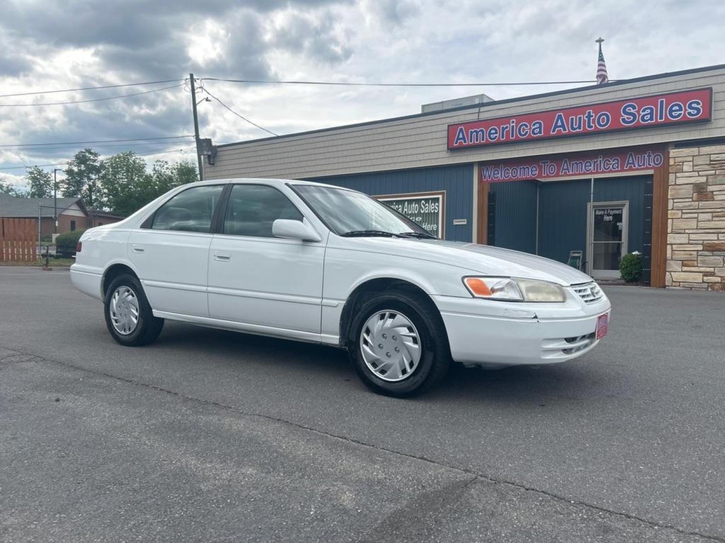 1998 WHITE TOYOTA CAMRY CE (4T1BF22K7WU) with an 3.0L engine, Automatic transmission, located at 2514 Williamson Rd NE, Roanoke, VA, 24012, (540) 265-7770, 37.294636, -79.936249 - NO CREDIT CHECK FINANCING WITH ONLY $950 DOWN PAYMENT!!!! Check out our website www.needausedvehicle.com for our No Credit Check/ In House Financing options!! No Credit Check Available!!! In House Financing Available!!! All Clean Title Vehicles (no Salvaged or flooded vehicles ever on our lot)!! - Photo#0