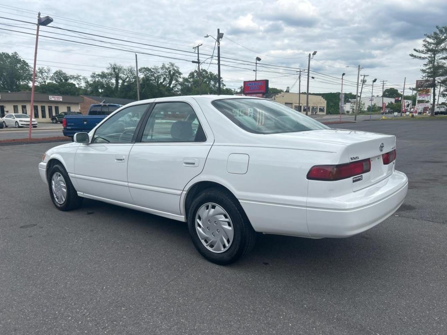 1998 WHITE TOYOTA CAMRY CE (4T1BF22K7WU) with an 3.0L engine, Automatic transmission, located at 2514 Williamson Rd NE, Roanoke, VA, 24012, (540) 265-7770, 37.294636, -79.936249 - NO CREDIT CHECK FINANCING WITH ONLY $950 DOWN PAYMENT!!!! Check out our website www.needausedvehicle.com for our No Credit Check/ In House Financing options!! No Credit Check Available!!! In House Financing Available!!! All Clean Title Vehicles (no Salvaged or flooded vehicles ever on our lot)!! - Photo#1