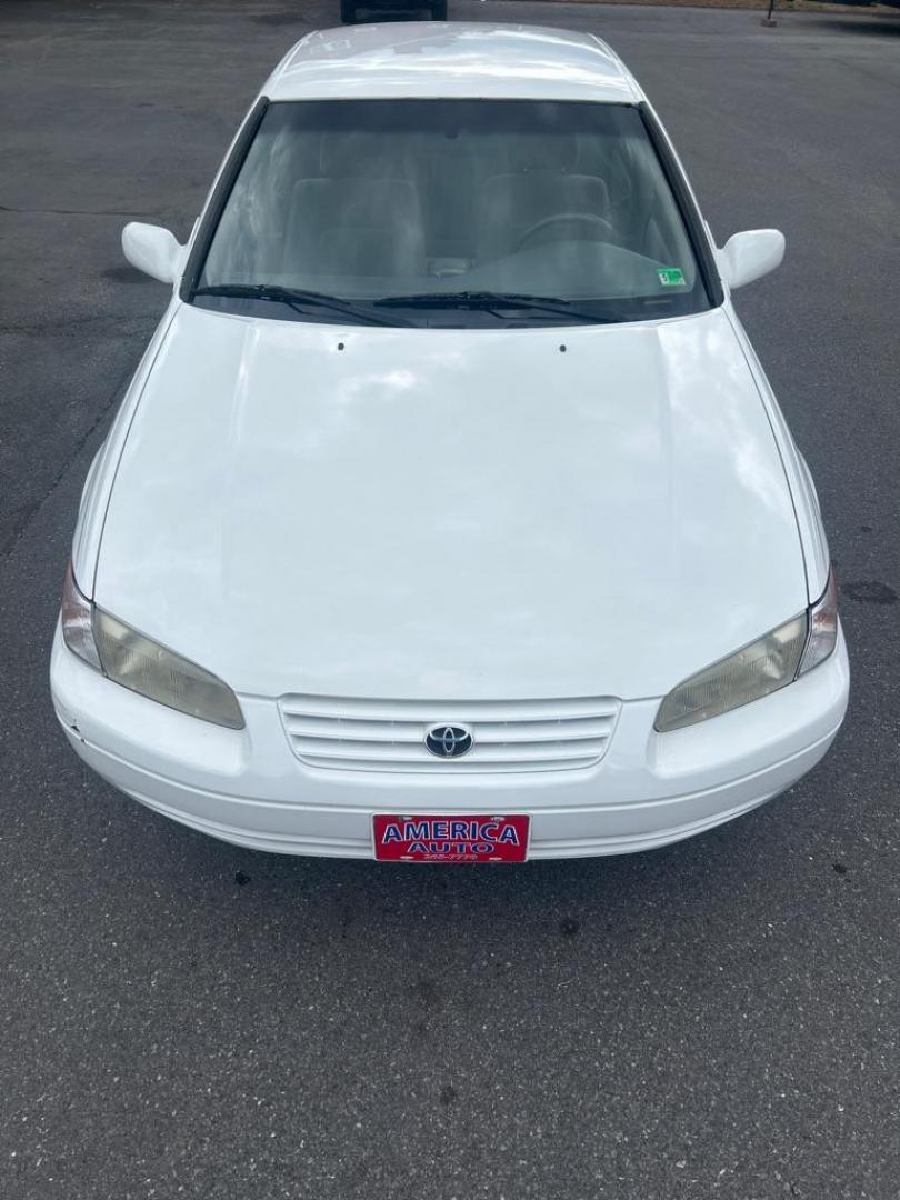 1998 WHITE TOYOTA CAMRY CE (4T1BF22K7WU) with an 3.0L engine, Automatic transmission, located at 2514 Williamson Rd NE, Roanoke, VA, 24012, (540) 265-7770, 37.294636, -79.936249 - NO CREDIT CHECK FINANCING WITH ONLY $950 DOWN PAYMENT!!!! Check out our website www.needausedvehicle.com for our No Credit Check/ In House Financing options!! No Credit Check Available!!! In House Financing Available!!! All Clean Title Vehicles (no Salvaged or flooded vehicles ever on our lot)!! - Photo#7