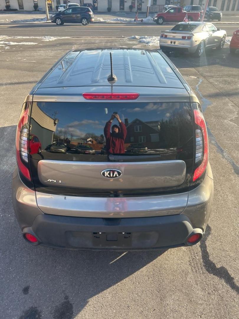 2016 GRAY KIA SOUL 4D Sedan (KNDJN2A2XG7) with an 1.6L engine, Automatic transmission, located at 2514 Williamson Rd NE, Roanoke, VA, 24012, (540) 265-7770, 37.294636, -79.936249 - Photo#11