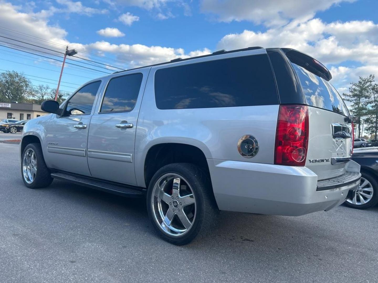 2013 SILVER GMC YUKON XL 1500 SLT (1GKS2KE73DR) with an 5.3L engine, Automatic transmission, located at 2514 Williamson Rd NE, Roanoke, VA, 24012, (540) 265-7770, 37.294636, -79.936249 - NO CREDIT CHECK FINANCING WITH ONLY $2500 DOWN PAYMENT!!!! Check out our website www.needausedvehicle.com for our No Credit Check/ In House Financing options!! No Credit Check Available!!! In House Financing Available!!! All Clean Title Vehicles (no Salvaged or flooded vehicles ever on our lot)! - Photo#2