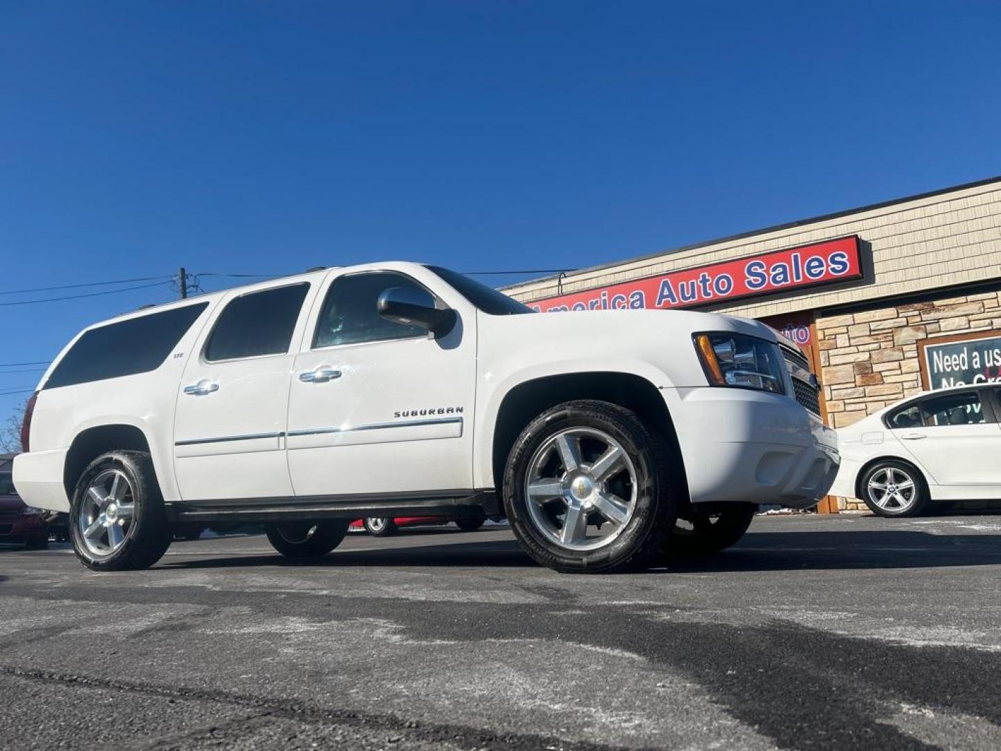 2013 WHITE CHEVROLET SUBURBAN 1500 LTZ (1GNSKKE72DR) with an 5.3L engine, Automatic transmission, located at 2514 Williamson Rd NE, Roanoke, VA, 24012, (540) 265-7770, 37.294636, -79.936249 - Photo#0
