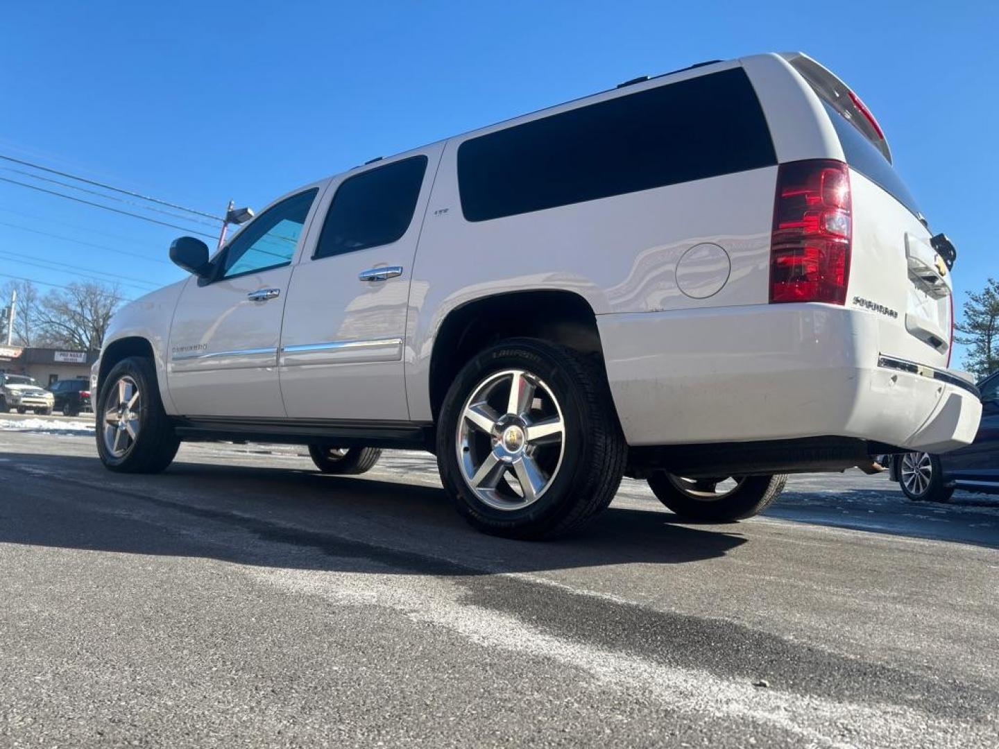 2013 WHITE CHEVROLET SUBURBAN 1500 LTZ (1GNSKKE72DR) with an 5.3L engine, Automatic transmission, located at 2514 Williamson Rd NE, Roanoke, VA, 24012, (540) 265-7770, 37.294636, -79.936249 - Photo#1