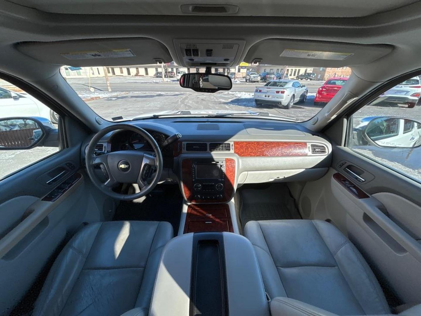 2013 WHITE CHEVROLET SUBURBAN 1500 LTZ (1GNSKKE72DR) with an 5.3L engine, Automatic transmission, located at 2514 Williamson Rd NE, Roanoke, VA, 24012, (540) 265-7770, 37.294636, -79.936249 - Photo#2