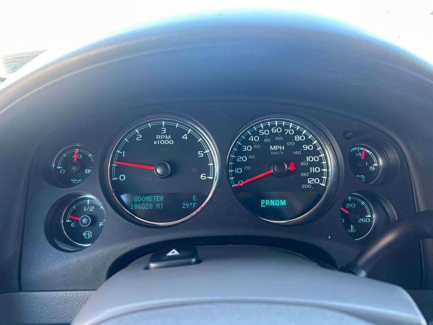 2013 WHITE CHEVROLET SUBURBAN 1500 LTZ (1GNSKKE72DR) with an 5.3L engine, Automatic transmission, located at 2514 Williamson Rd NE, Roanoke, VA, 24012, (540) 265-7770, 37.294636, -79.936249 - Photo#5