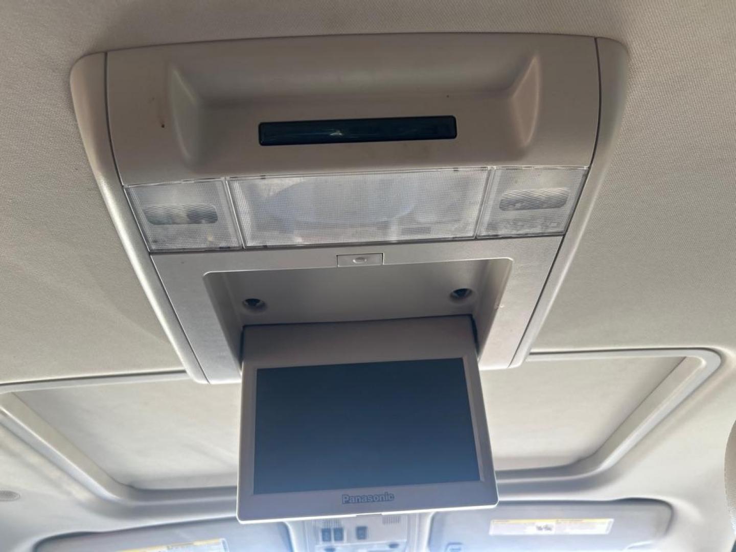 2013 WHITE CHEVROLET SUBURBAN 1500 LTZ (1GNSKKE72DR) with an 5.3L engine, Automatic transmission, located at 2514 Williamson Rd NE, Roanoke, VA, 24012, (540) 265-7770, 37.294636, -79.936249 - Photo#6