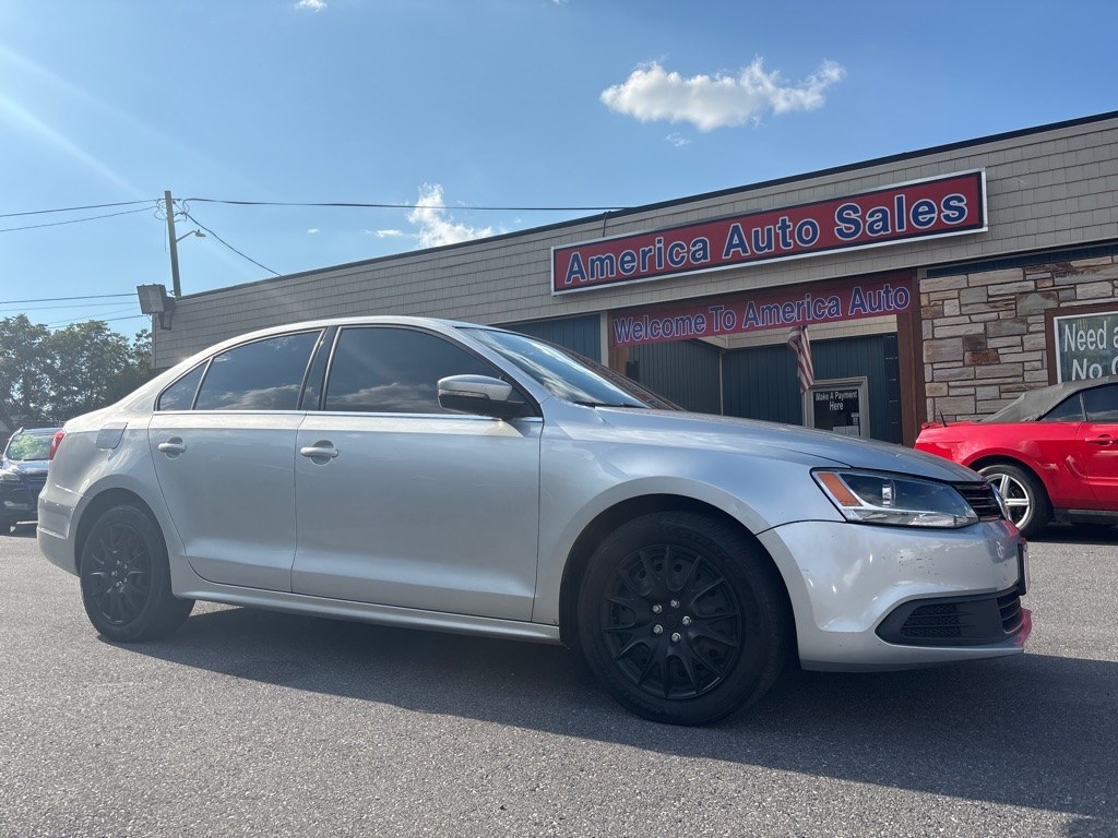 2013 SILVER VOLKSWAGEN JETTA SE (3VWDX7AJXDM) with an 2.5L engine, Automatic transmission, located at 2514 Williamson Rd NE, Roanoke, VA, 24012, (540) 265-7770, 37.294636, -79.936249 - NO CREDIT CHECK FINANCING WITH ONLY $1700 DOWN PAYMENT!!!! Check out our website www.needausedvehicle.com for our No Credit Check/ In House Financing options!! No Credit Check Available!!! In House Financing Available!!! All Clean Title Vehicles (no Salvaged or flooded vehicles ever on our lot)!- Photo#0