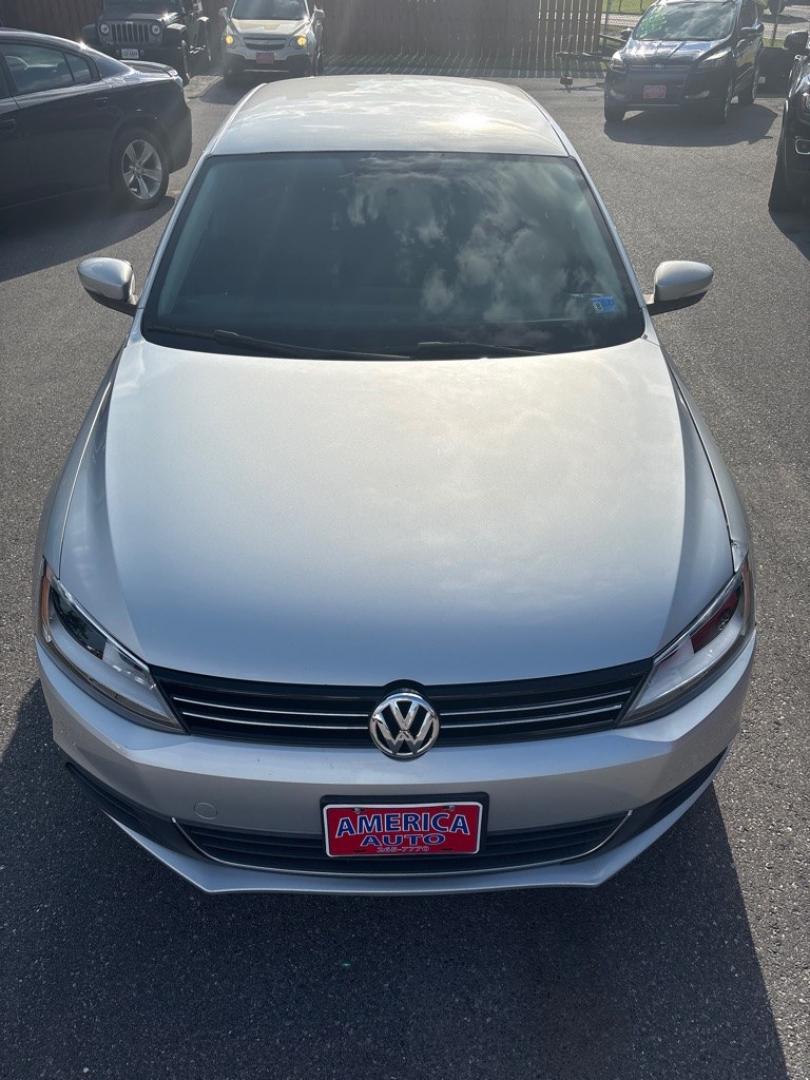 2013 SILVER VOLKSWAGEN JETTA SE (3VWDX7AJXDM) with an 2.5L engine, Automatic transmission, located at 2514 Williamson Rd NE, Roanoke, VA, 24012, (540) 265-7770, 37.294636, -79.936249 - NO CREDIT CHECK FINANCING WITH ONLY $1700 DOWN PAYMENT!!!! Check out our website www.needausedvehicle.com for our No Credit Check/ In House Financing options!! No Credit Check Available!!! In House Financing Available!!! All Clean Title Vehicles (no Salvaged or flooded vehicles ever on our lot)!- Photo#1