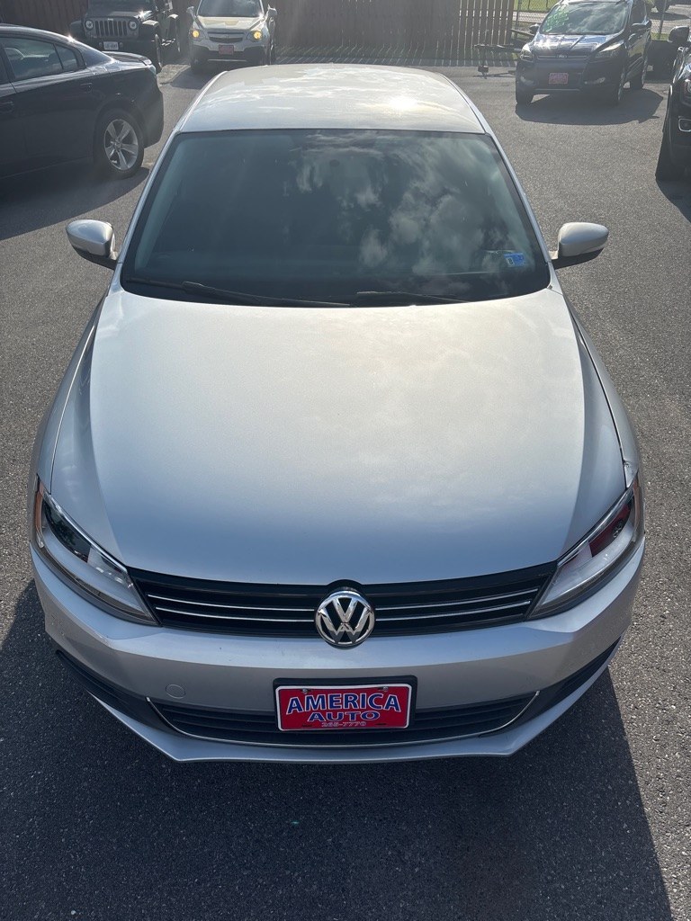 2013 SILVER VOLKSWAGEN JETTA SE (3VWDX7AJXDM) with an 2.5L engine, Automatic transmission, located at 2514 Williamson Rd NE, Roanoke, VA, 24012, (540) 265-7770, 37.294636, -79.936249 - NO CREDIT CHECK FINANCING WITH ONLY $1700 DOWN PAYMENT!!!! Check out our website www.needausedvehicle.com for our No Credit Check/ In House Financing options!! No Credit Check Available!!! In House Financing Available!!! All Clean Title Vehicles (no Salvaged or flooded vehicles ever on our lot)!- Photo#1