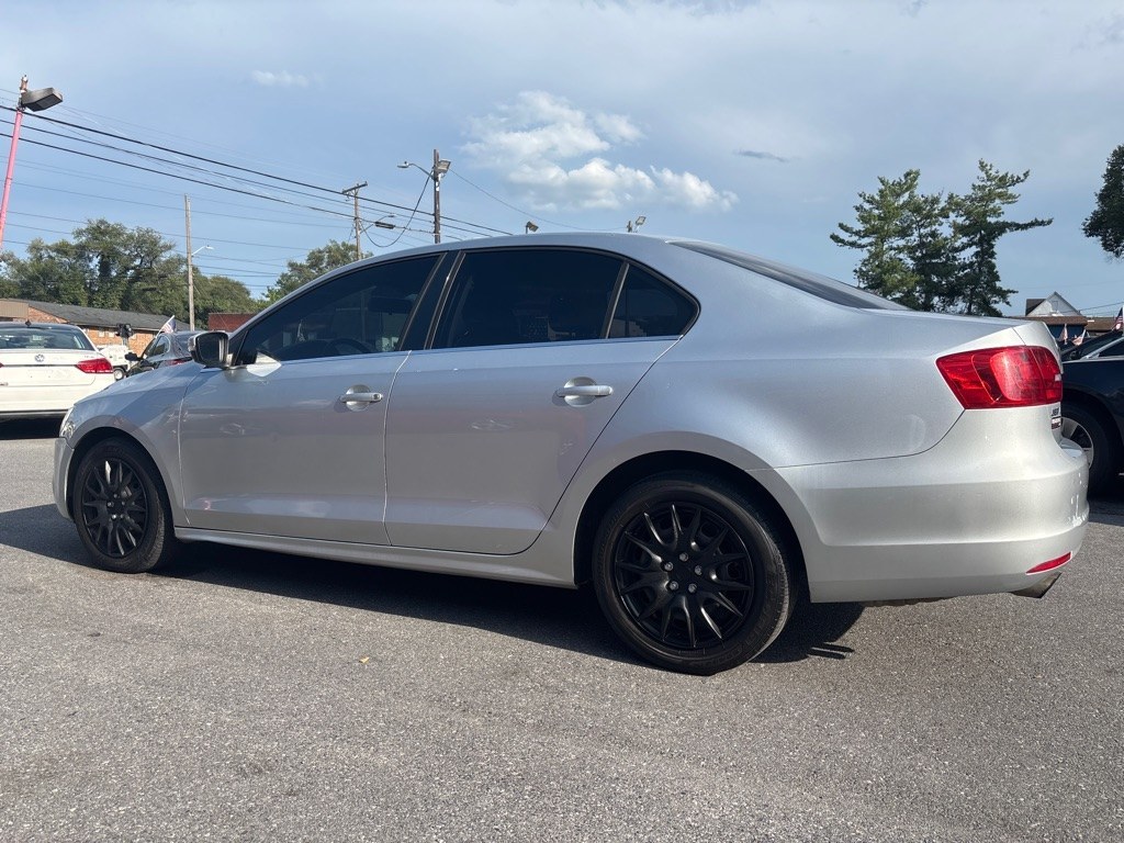 2013 SILVER VOLKSWAGEN JETTA SE (3VWDX7AJXDM) with an 2.5L engine, Automatic transmission, located at 2514 Williamson Rd NE, Roanoke, VA, 24012, (540) 265-7770, 37.294636, -79.936249 - NO CREDIT CHECK FINANCING WITH ONLY $1700 DOWN PAYMENT!!!! Check out our website www.needausedvehicle.com for our No Credit Check/ In House Financing options!! No Credit Check Available!!! In House Financing Available!!! All Clean Title Vehicles (no Salvaged or flooded vehicles ever on our lot)!- Photo#2