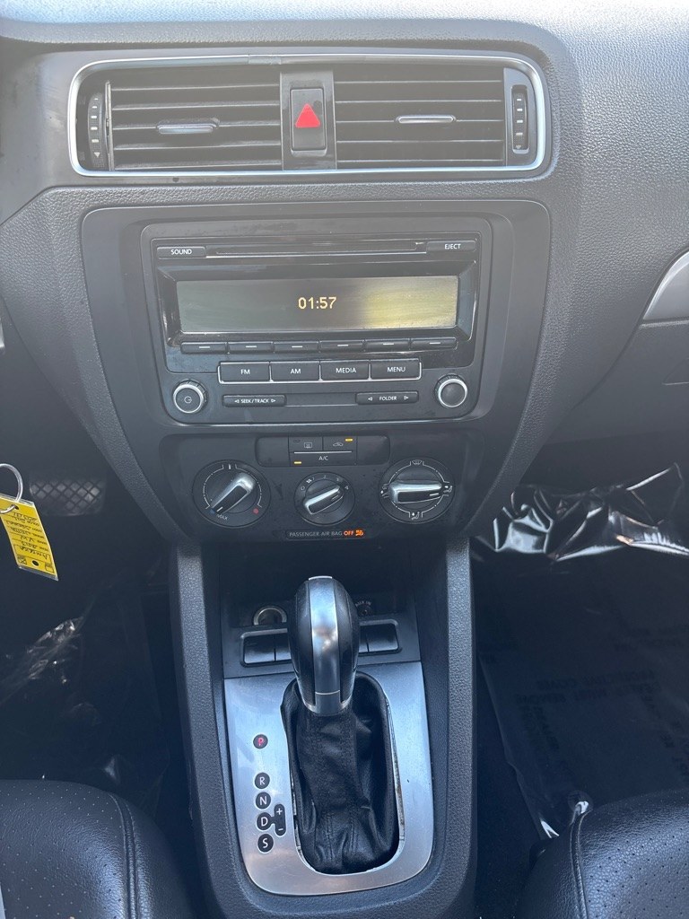 2013 SILVER VOLKSWAGEN JETTA SE (3VWDX7AJXDM) with an 2.5L engine, Automatic transmission, located at 2514 Williamson Rd NE, Roanoke, VA, 24012, (540) 265-7770, 37.294636, -79.936249 - NO CREDIT CHECK FINANCING WITH ONLY $1700 DOWN PAYMENT!!!! Check out our website www.needausedvehicle.com for our No Credit Check/ In House Financing options!! No Credit Check Available!!! In House Financing Available!!! All Clean Title Vehicles (no Salvaged or flooded vehicles ever on our lot)!- Photo#8