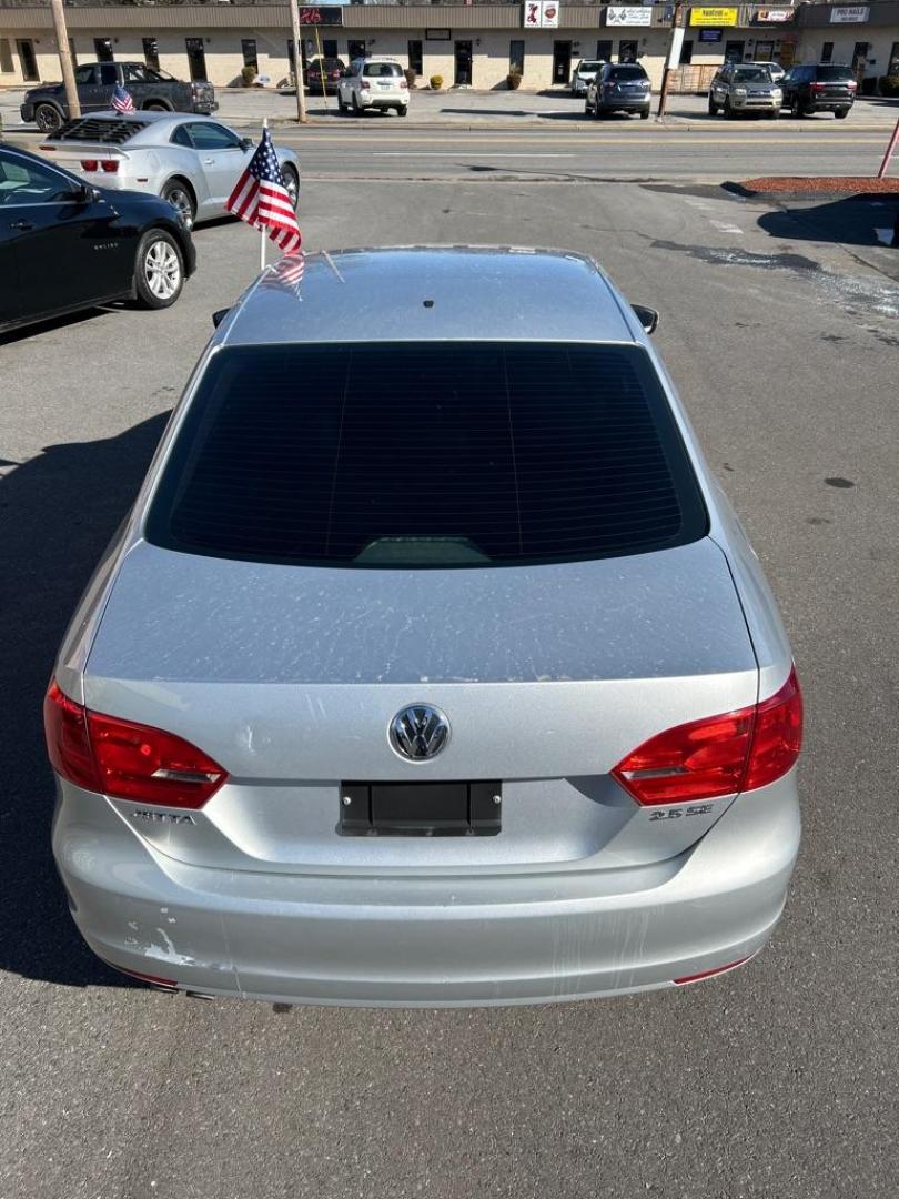2013 SILVER VOLKSWAGEN JETTA SE (3VWDX7AJXDM) with an 2.5L engine, Automatic transmission, located at 2514 Williamson Rd NE, Roanoke, VA, 24012, (540) 265-7770, 37.294636, -79.936249 - Photo#9