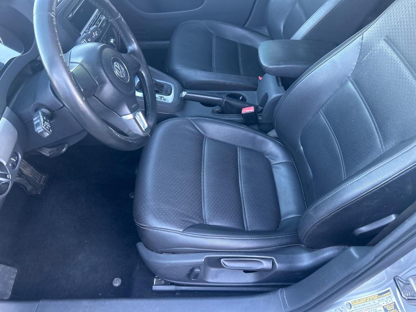 2013 SILVER VOLKSWAGEN JETTA SE (3VWDX7AJXDM) with an 2.5L engine, Automatic transmission, located at 2514 Williamson Rd NE, Roanoke, VA, 24012, (540) 265-7770, 37.294636, -79.936249 - Photo#4