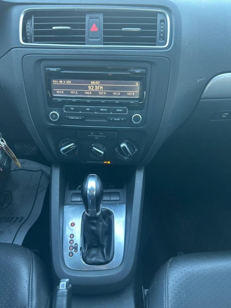 2013 SILVER VOLKSWAGEN JETTA SE (3VWDX7AJXDM) with an 2.5L engine, Automatic transmission, located at 2514 Williamson Rd NE, Roanoke, VA, 24012, (540) 265-7770, 37.294636, -79.936249 - Photo#5