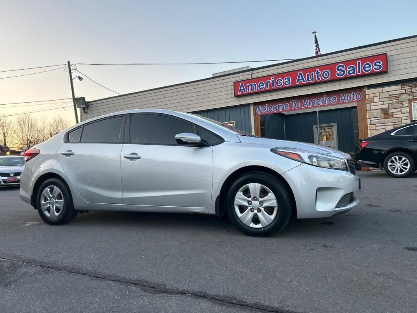 2017 SILVER KIA FORTE LX (3KPFL4A77HE) with an 2.0L engine, Automatic transmission, located at 2514 Williamson Rd NE, Roanoke, VA, 24012, (540) 265-7770, 37.294636, -79.936249 - Photo#0