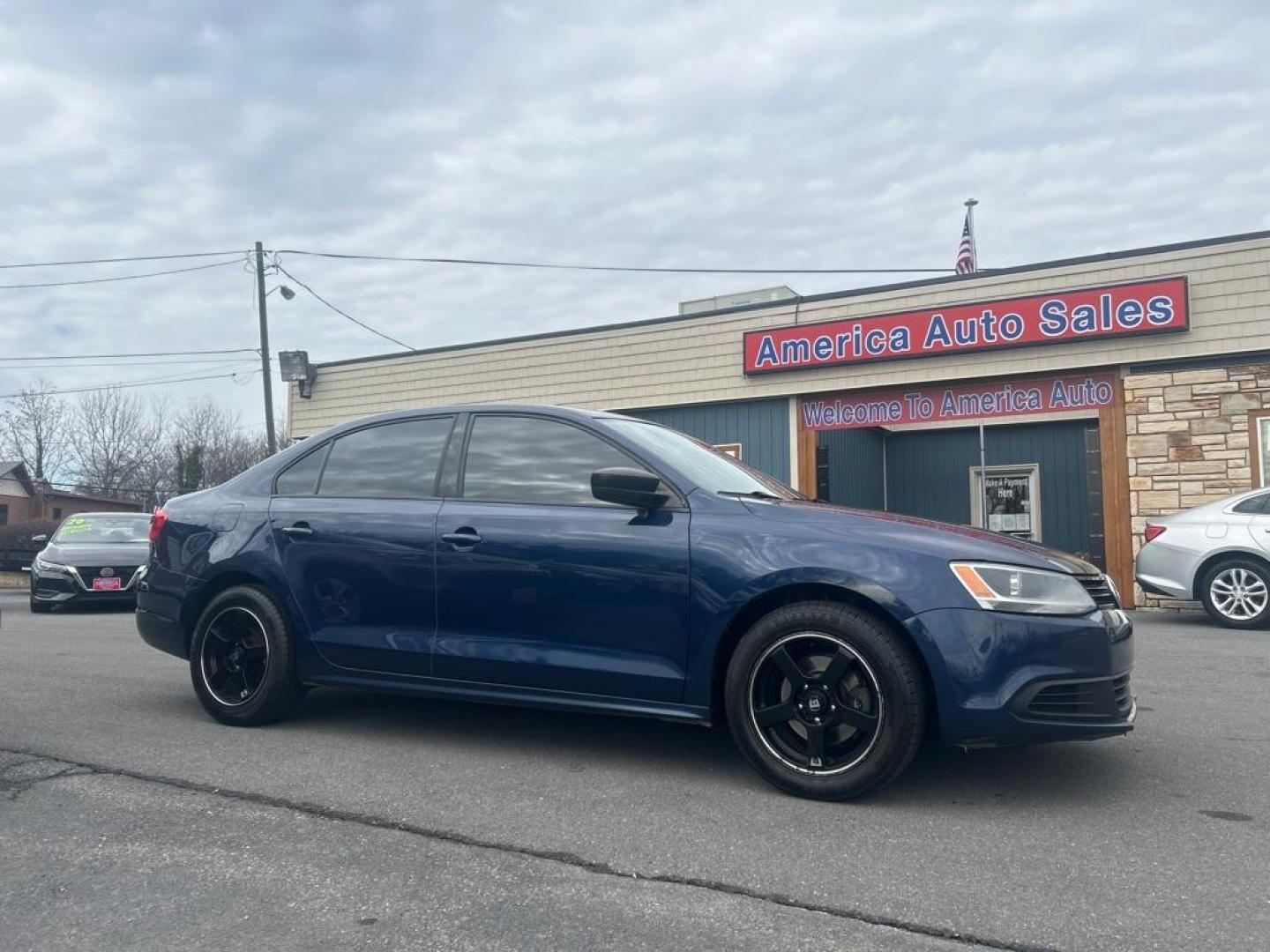 2014 BLUE VOLKSWAGEN JETTA BASE (3VW2K7AJ2EM) with an 2.0L engine, Automatic transmission, located at 2514 Williamson Rd NE, Roanoke, VA, 24012, (540) 265-7770, 37.294636, -79.936249 - Photo#0